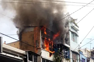 Cháy kèm nổ ở ngôi nhà ba tầng, người dân hốt hoảng tháo chạy