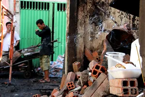 Người dân vớt vát trong hoang tàn sau vụ cháy ở trung tâm Sài Gòn