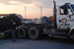 Xe container chở cọc bê tông nghiêng, xa lộ Hà Nội kẹt cứng