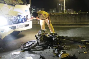 Thanh niên chạy xe máy ngược chiều, húc móp đầu xe tải