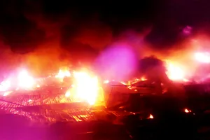 Cháy nhà kho công ty sản xuất nón bảo hiểm 