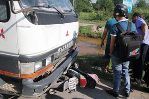 Ô tô tải chạy ngược chiều, cuốn hai người vào gầm xe