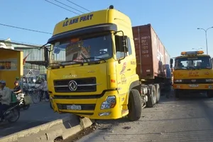 Tài xế xe đầu kéo ngủ gật, 'dọn dẹp' 30 m dải phân cách