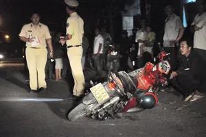 Đang rẽ vào nhà thì bị tông nguy kịch