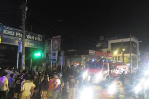 Cháy trung tâm bảo hành xe cạnh cây xăng, người dân hoảng loạn