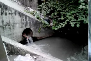Giải cứu cô gái ngáo đá chui vào ống cống, lấy đá đập đầu