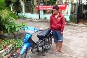 Bị giật điện thoại, cô gái 18 tuổi đuổi theo tông ngã tên cướp