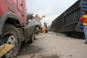 Xe đầu kéo tông nát dải phân cách, thùng container rơi xuống đường