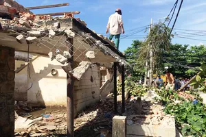 Mảng tường lớn đổ sập, hai người bị đè trúng thương vong