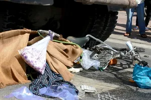 Cụ bà đẩy xe đạp đi bán bánh mì dạo bị xe ben cán nát hai chân