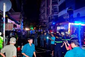 Giải cứu thành công năm người kẹt trong căn nhà bốn tầng bị cháy