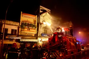 Cháy nhà 4 tầng kinh doanh điện thoại, người dân nháo nhào