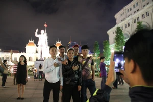 Người dân TP.HCM xuống đường tận hưởng thời khắc giao thừa