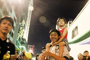 “Bố ơi! Mình đi xem pháo hoa nhé!“