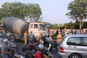 Xe biển đỏ tông dòng xe chờ đèn đỏ, cửa ngõ tây thành phố tê liệt