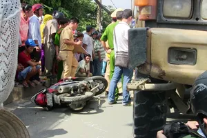 Hai vợ chồng tử nạn, nhiều người đi đường không cầm được nước mắt