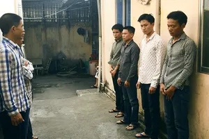 Chơi 'bài cào' 1 tiếng trong tiệm cà phê, 7 'con bạc' bị bắt