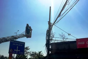 Giải cứu nam thanh niên leo cột điện la hét, dọa tự tử