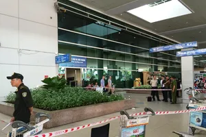 Một người nước ngoài rơi từ tầng hai sân bay Tân Sơn Nhất