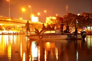 Người mẹ trẻ bỏ con nhỏ trên xe nôi rồi nhảy cầu tự tử