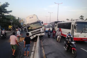 Container leo dải phân cách, người đi đường trượt té