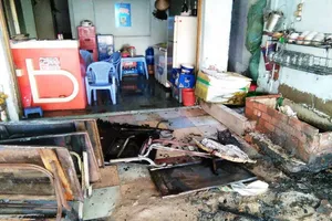 Giải cứu hai mẹ con từ ngôi nhà bị cháy