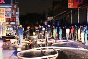  10 người leo lên nóc nhà kêu cứu vì cháy lúc rạng sáng