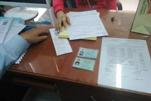 Điều tra 'cò' lừa bán vé tàu kèm chứng minh nhân dân giả