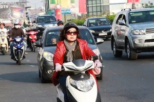 Trời se lạnh, người người súng sính áo khăn ra đường ngày mùng 1 Tết