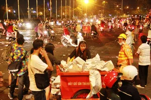 Các bạn trẻ 'xắn' tay áo dọn rác sau Giao thừa