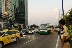 Hàng chục sinh viên hốt hoảng khi xe buýt va chạm liên hoàn