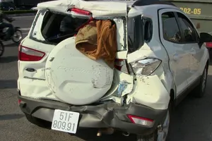 Xe rác húc văng ô tô 20 m, bốn người hoảng loạn kêu cứu