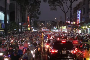 Tết Nguyên tiêu: Hỗn loạn xe cộ trên nhiều tuyến đường 