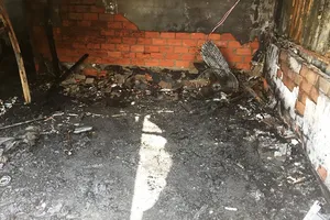 Gara ô tô bốc cháy, nhân viên liều mình đưa xe xịn ra ngoài