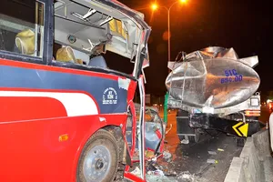 Xe chở công nhân Pou Yuen tông xe bồn, 11 người thương vong