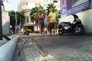 Cáp neo trụ đèn 'bẫy' người đi đường ở trung tâm Sài Gòn