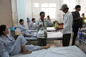 Giây phút hãi hùng khi xe chở gần 60 công nhân lao vào đuôi xe bồn