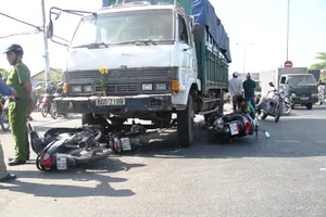 Xe tải ủi hàng loạt xe máy chờ đèn đỏ, 10 người nhập viện