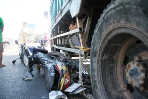 Clip xe tải lùa hàng loạt xe máy chờ đèn đỏ trên quốc lộ