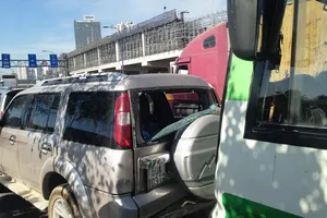 Va chạm liên hoàn giữa xe buýt và 'xế hộp', hàng chục người hoảng loạn