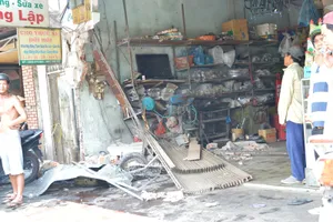 Clip: “Xế hộp” lao vào tiệm sửa xe, tông tử vong nam thanh niên