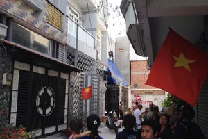 Thấy mẹ gục trên vũng máu, con gái chốt cửa kêu cứu