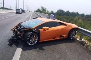 Siêu xe Lamborghini tự đâm vào dải phân cách cao tốc