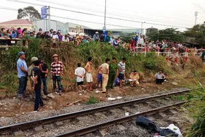 Bị xe lửa tông vì đeo tai nghe đi trên đường ray 