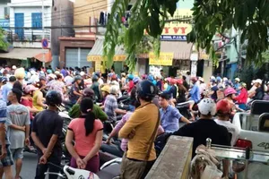 Thanh niên bắn súng, quăng 'lựu đạn' ở TP.HCM