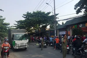 Vật lộn trên vệ đường, người đàn ông bị xe đụng chết thương tâm