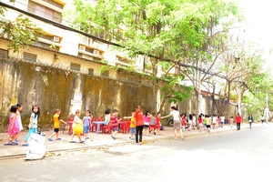 Hàng trăm học sinh hoảng loạn di tản vì chuông báo cháy giả