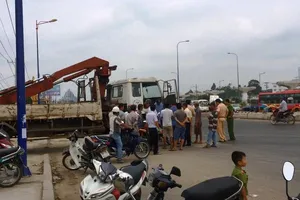 Vừa đổ xăng ra, người phụ nữ bị xe tải cán qua chân bất tỉnh