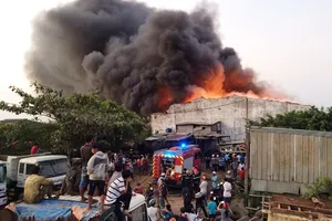 400 mét vuông nhà kho bị thiêu rụi trong vụ cháy ở Bình Tân