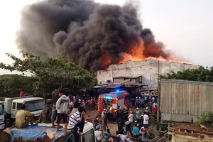 Clip: Hàng trăm cảnh sát dập tắt đám cháy ở quận Bình Tân